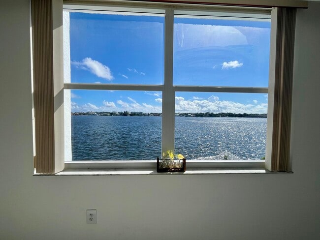 Building Photo - 301 Croton Ave