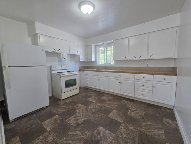 Building Photo - B-Cozy Villa Apartments