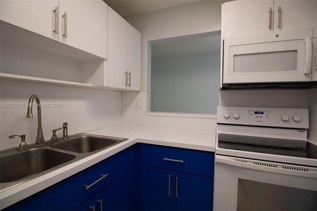 Building Photo - 10365 N Kendall Dr