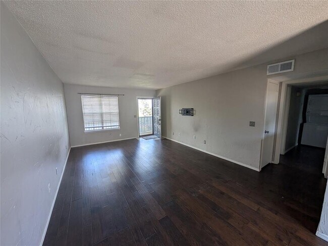 Foto del edificio - 11327 N May Ave