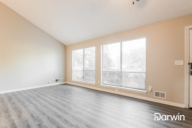 Building Photo - 609 Raintree Dr