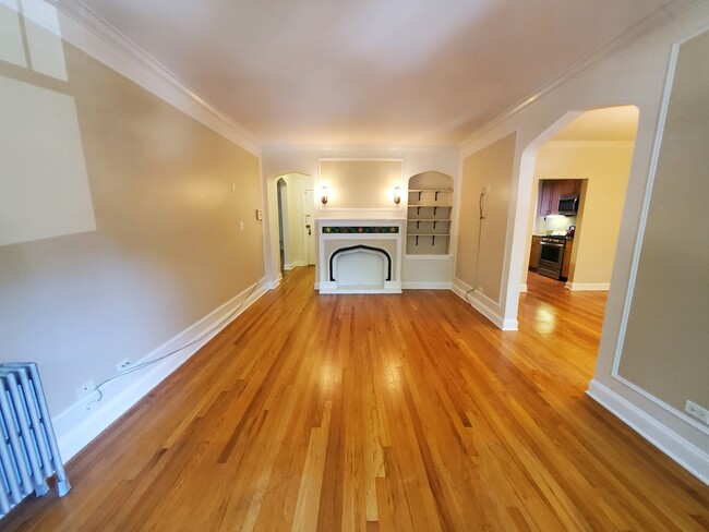 Building Photo - 6129 N Hoyne Ave