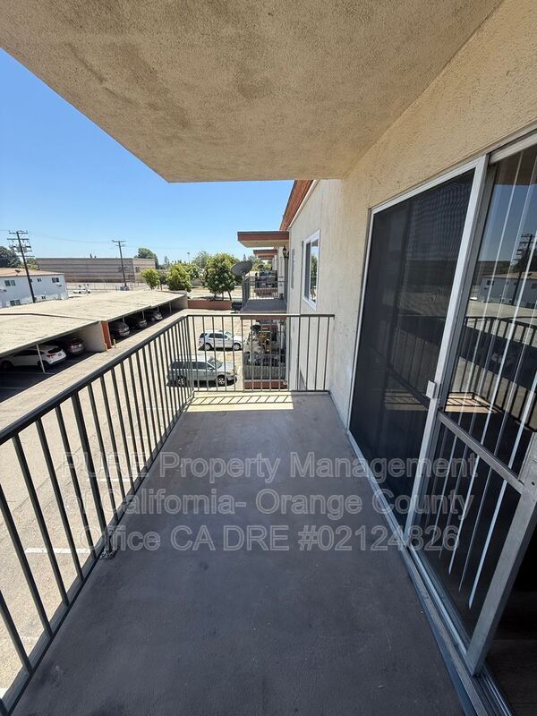 Building Photo - 400 N Acacia Ave