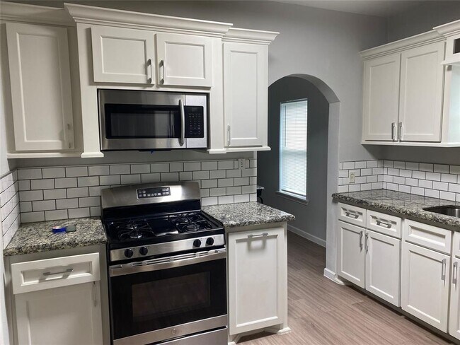 Foto del edificio - 218 E Wright Ave