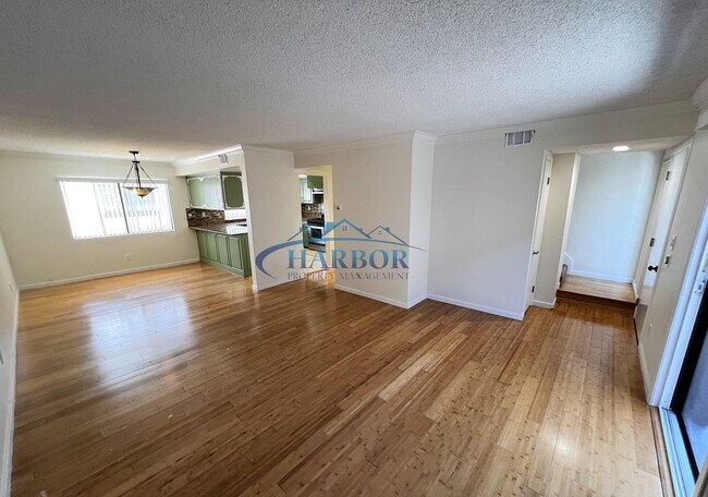 Foto del edificio - 3-Bed Townhome | EV Charger, New Appliance...