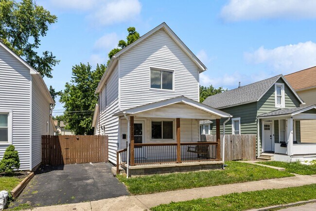 Foto del edificio - Charming 2-Bed, 1-Bath Home with Welcoming Front Porch – Great Columbus Location!