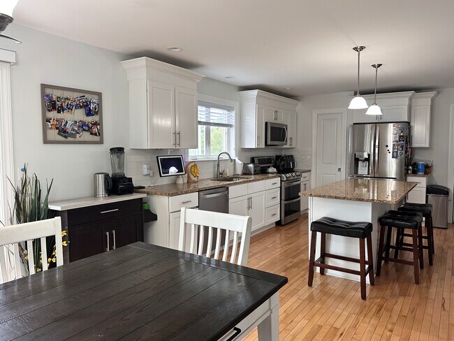 Foto del edificio - 39 Blue Spruce Farm Rd