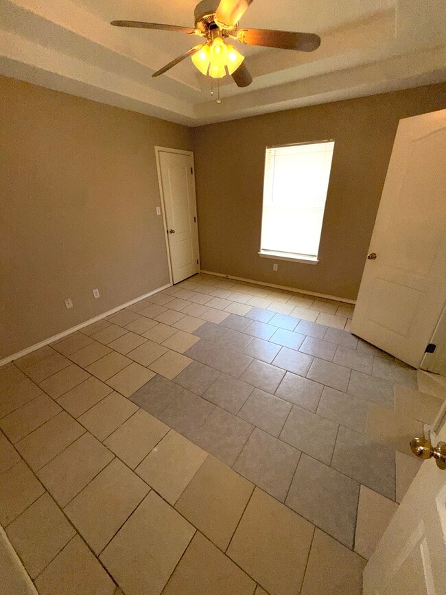 Master Bedroom - 302 W Amy Dr