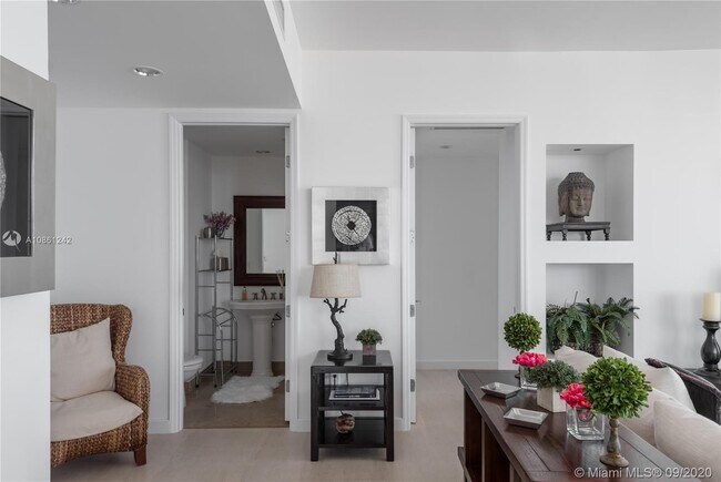 Building Photo - 5959 Collins Ave