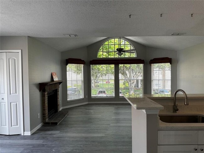 Foto del edificio - 652 Roaring Dr