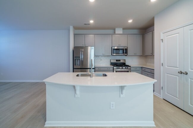 Building Photo - Almost New End Unit Townhome in desirable Chateau community
