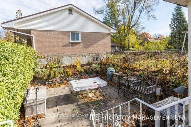 Photo du bâtiment - 255 Farley Ave