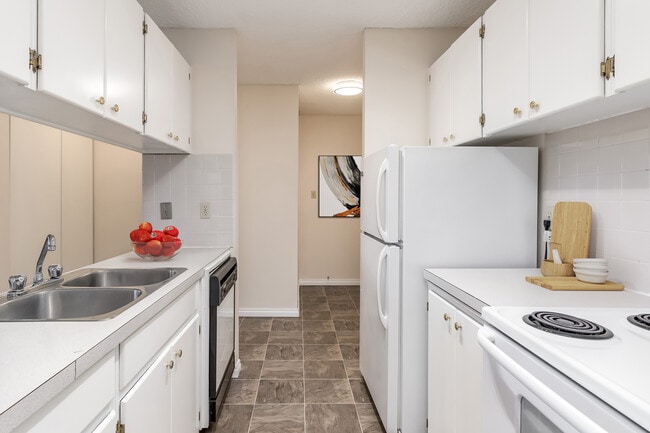 Building Photo - Southgate Tower