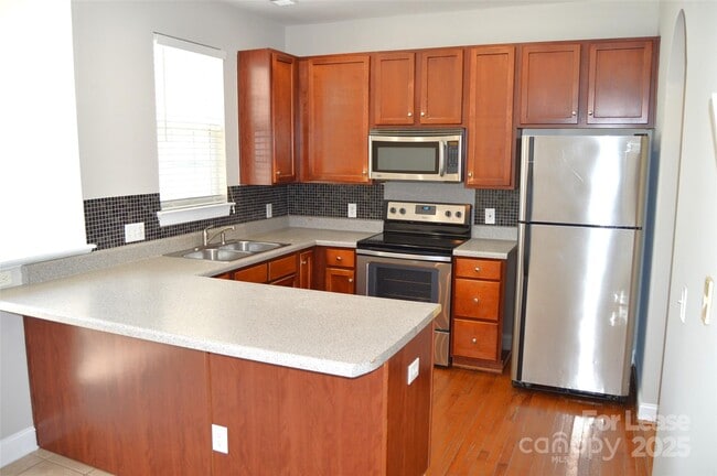 Foto del edificio - 21330 Pine St
