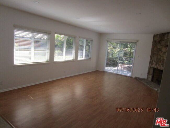 Foto del edificio - 12715 Hartland St