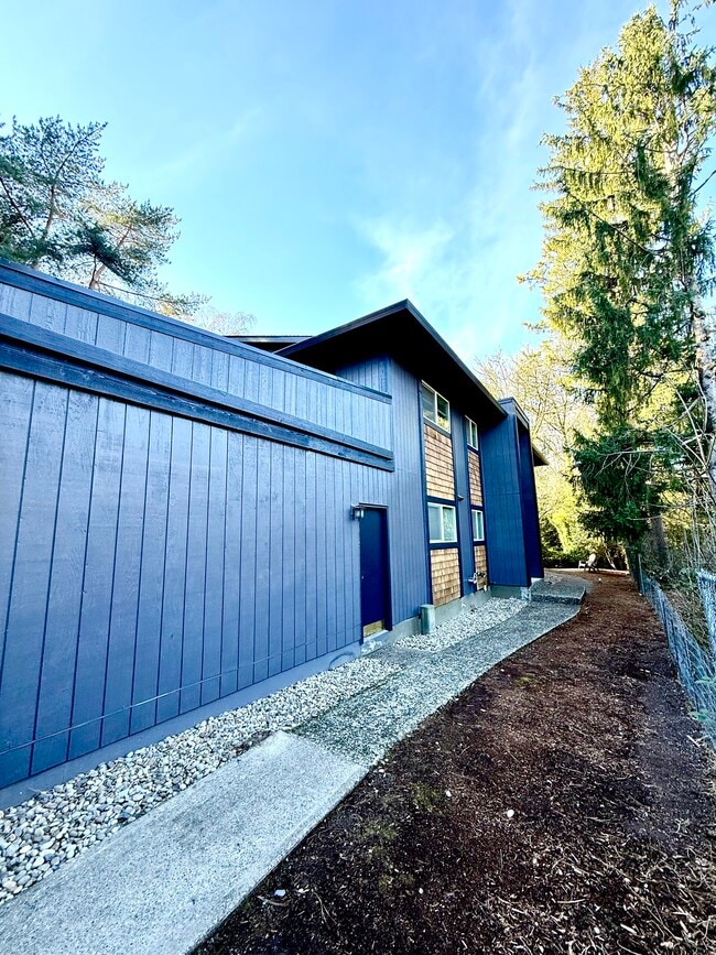 Building Photo - 6555 SW Terri Ct