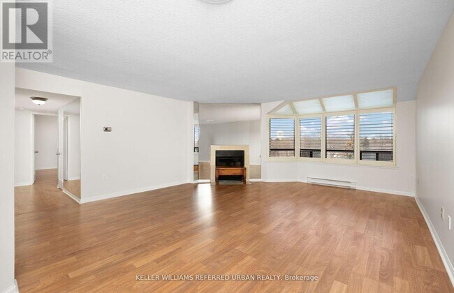 Photo du bâtiment - 255 The Donway W