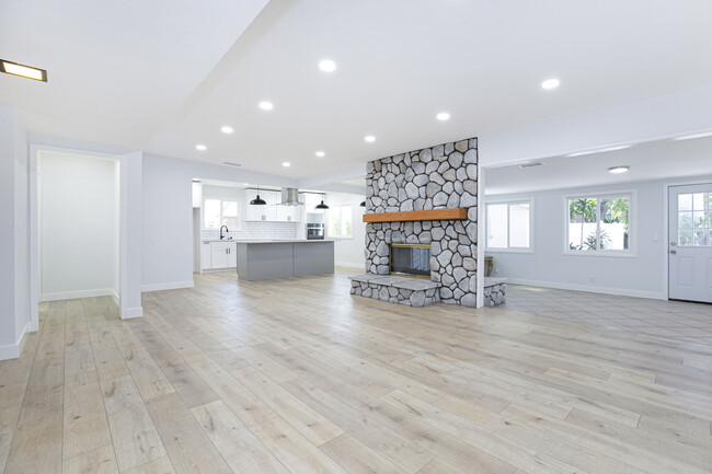 Building Photo - 10559 Woodley Ave