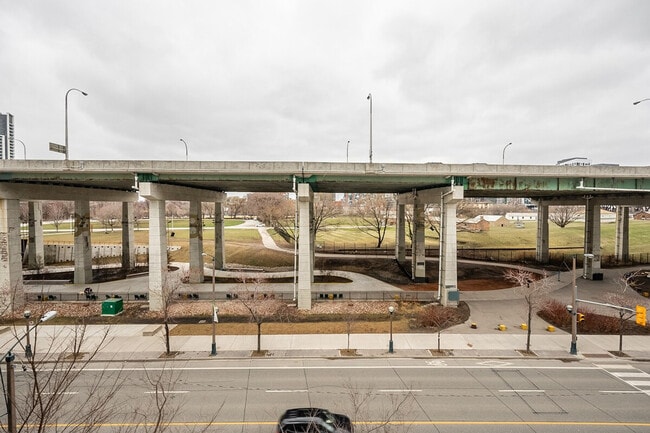 Building Photo - 209 Gzowski Boulevard