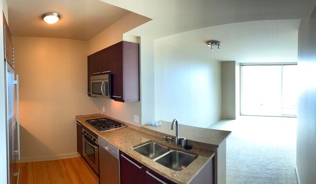 Building Photo - Modern 725 sq/ft 1BR/1BA/1GR Rincon One 34...