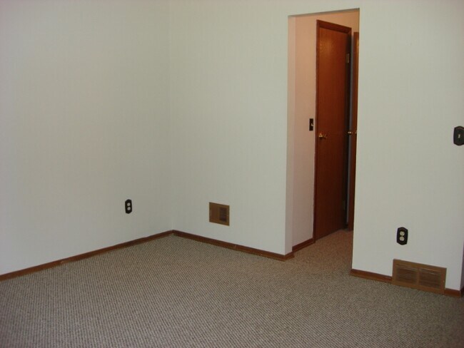 Building Photo - 32 Westchester Dr