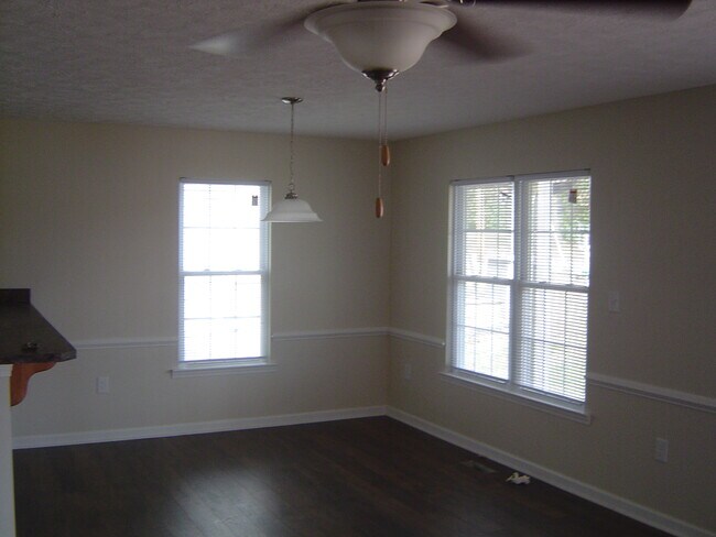 Foto del edificio - 412 N Ashe Ave