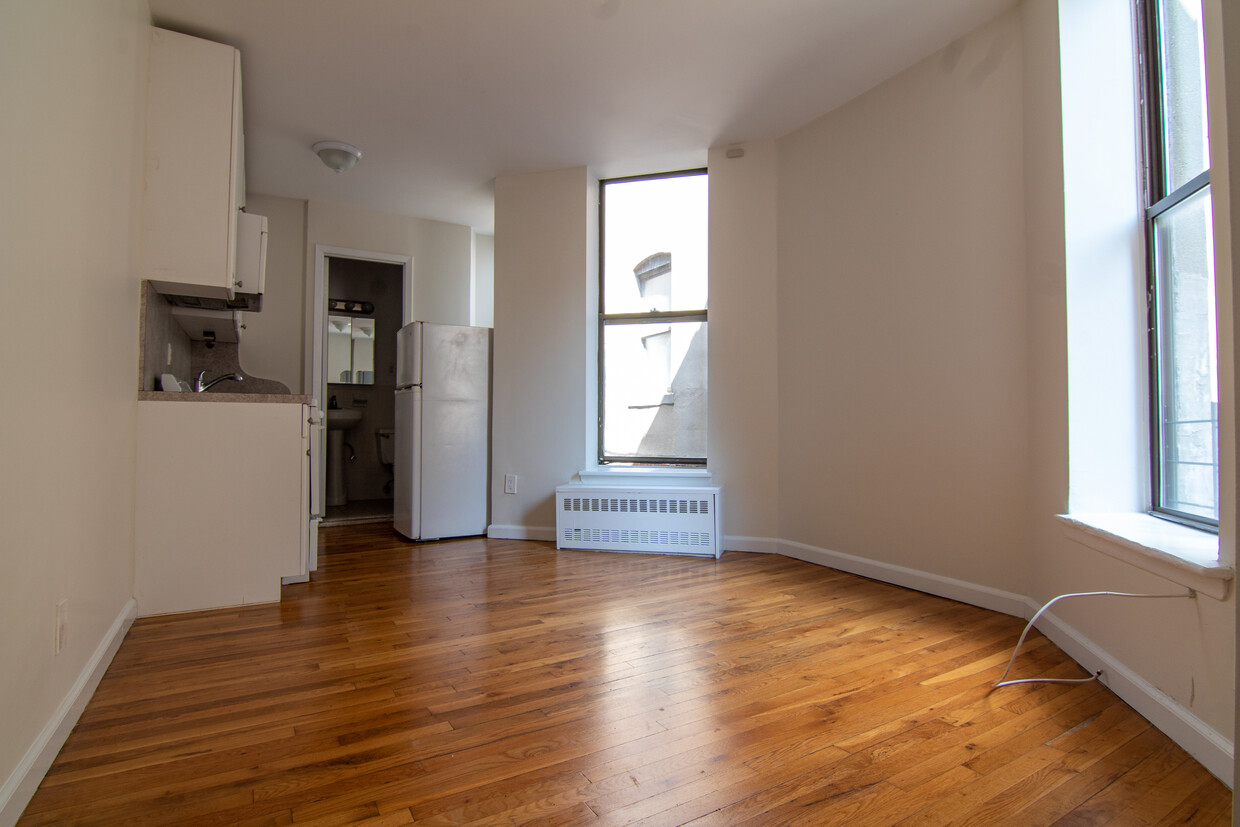 Living - 953 Amsterdam Ave