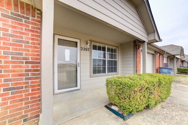Building Photo - Cozy 2 bedroom 2 bathroom Duplex Home