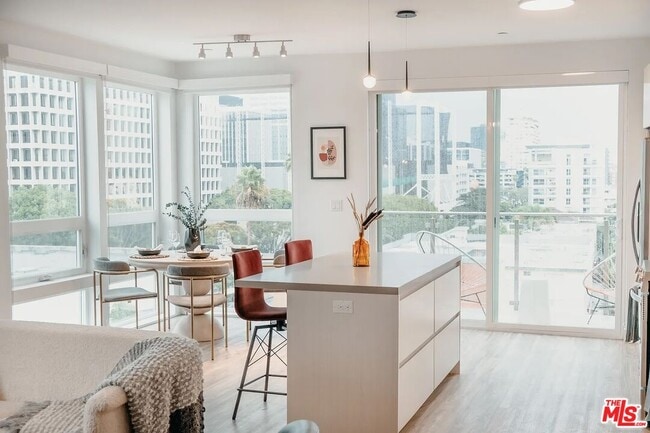 Foto del edificio - 700 S Manhattan Pl