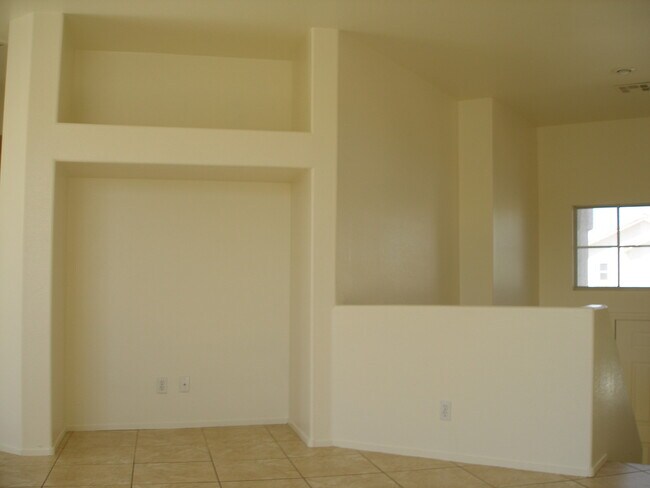Foto del edificio - LARGE SPLIT LEVEL 2 BEDROOM, 2.5 BATH IN S...
