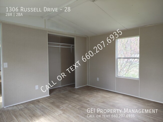 Foto del edificio - 1306 Russell Dr