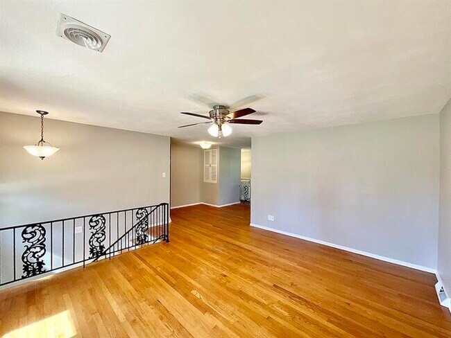 Building Photo - 903 S 74th St