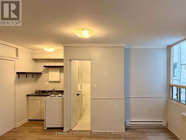 Photo du bâtiment - 155 Lakeshore Rd E