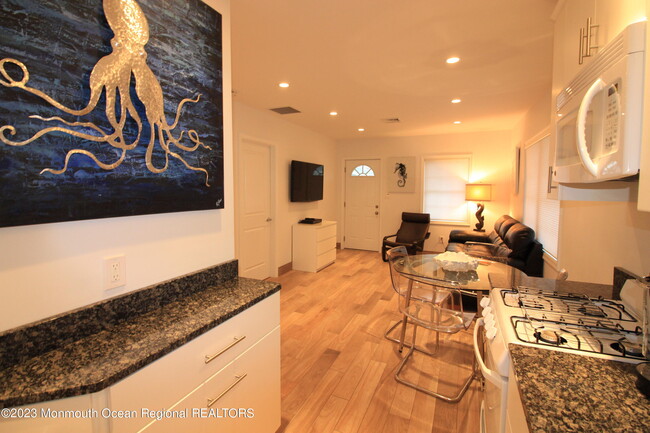 Foto del edificio - 243 Ocean Ave N