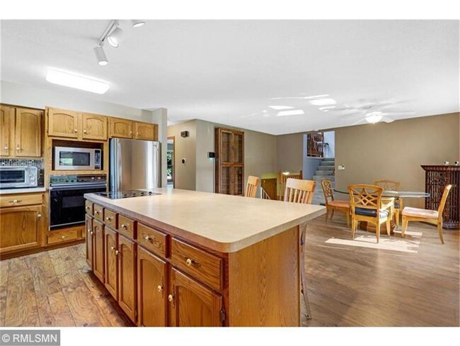 Building Photo - 3001 Camelot Dr