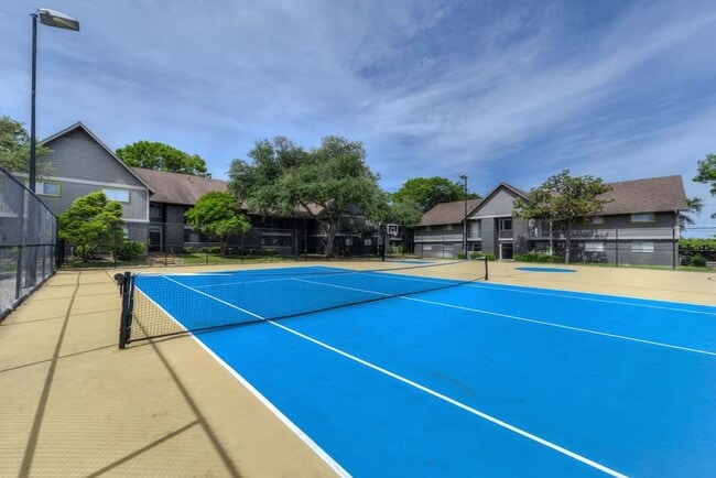 Experimente el vibrante estilo de vida en Distinction Apartment Homes, donde el ocio se fusiona con la comodidad. Disfrute de nuestras impecables canchas de tenis, perfectas para un partido por la tarde. Mejore su experiencia de vida hoy mismo: ¡programe una visita para verlo usted mismo! - Distinction Apartment Homes