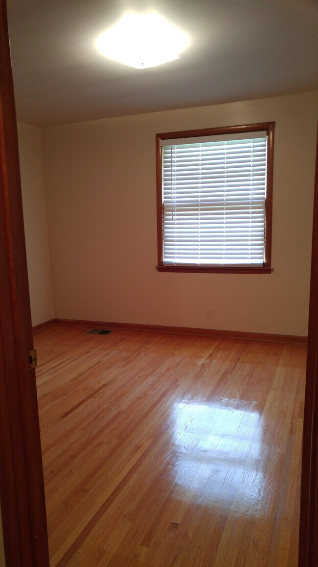 Bedroom #1 on upper floor. - 4915 Darlington Drive