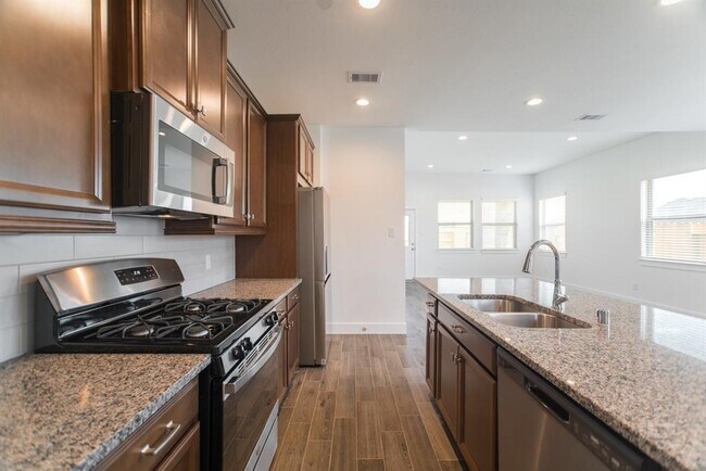 Foto del edificio - 17723 Tree of Heaven