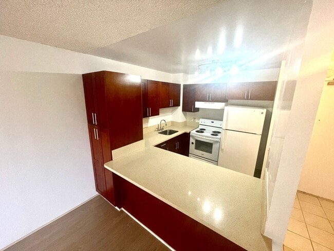 Photo - Kukui Plaza- Diamond Head Tower - 1 Bedroo... Apartment