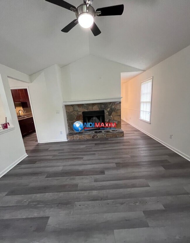 Foto del edificio - Spacious RENOVATED 5-bedroom house in Lawr...