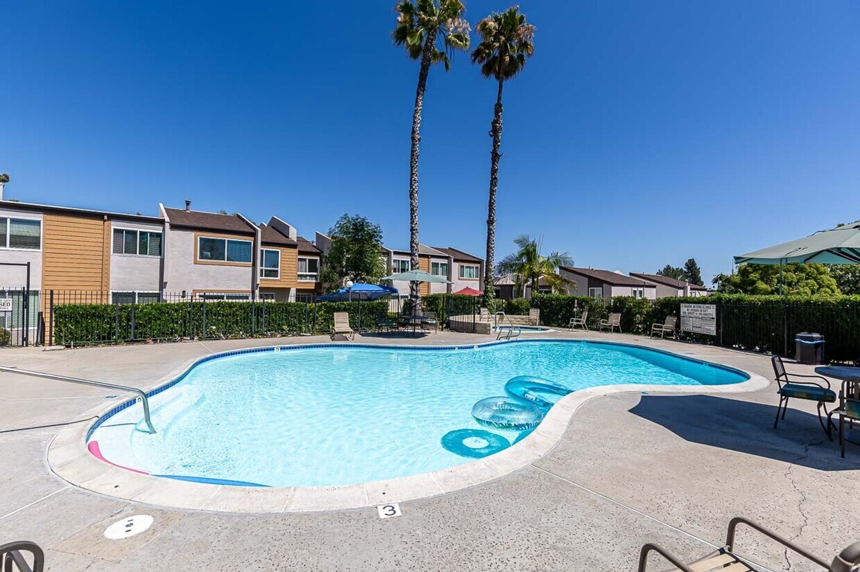 Foto principal - **LOOK NO FURTHER 3 BEDROOM TOWNHOME W/LAU...