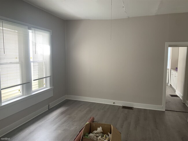 Building Photo - 1 br, 1 bath Triplex - 44 North Addison St...