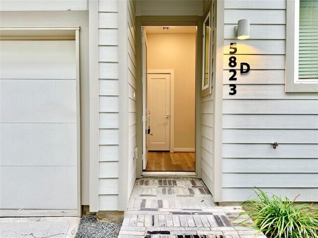 Foto del edificio - 5823 Fairdale Ln