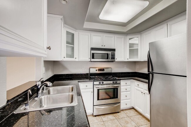 Building Photo - Spacious 2BR/2BA Top-Floor Condo in Gated ...