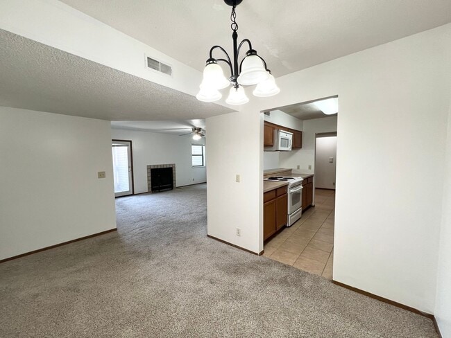 Building Photo - Oakridge Apartments 3 Bedroom, 2 Bathroom ...
