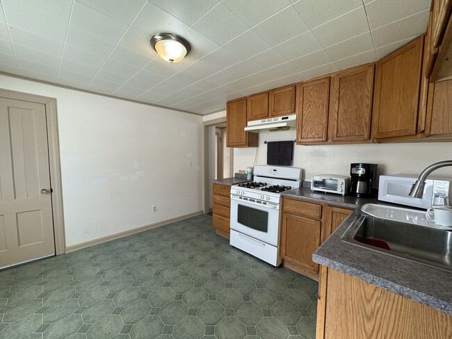 Kitchen w/ gas stove and Fridge - 12 Durant Ter