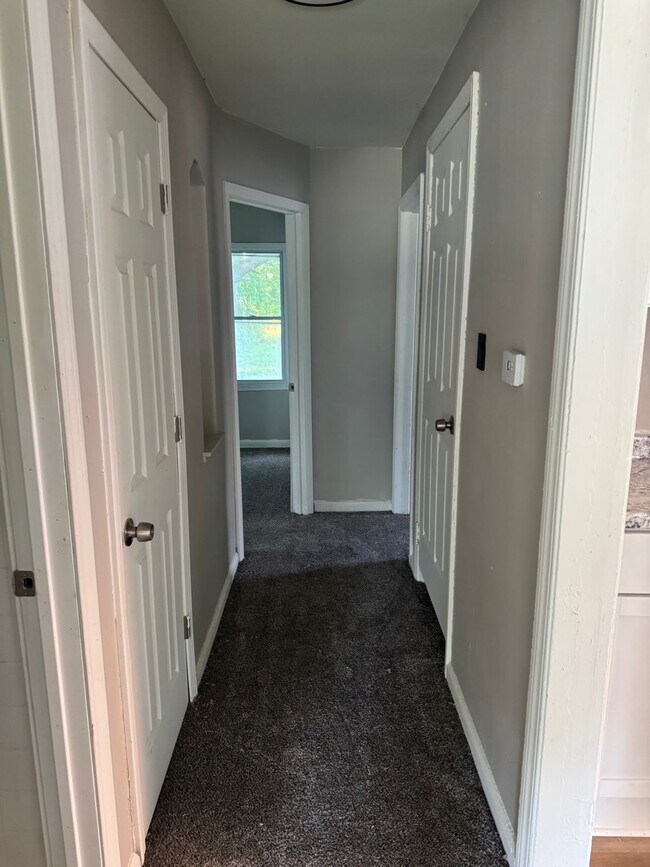 Building Photo - Comfortable 3-Bedroom Rental on Elmdale Street!