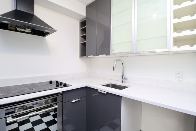 Building Photo - 475 Laurier Ave W