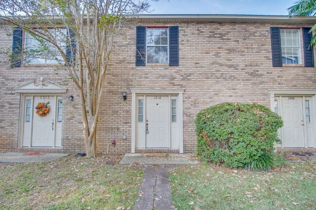 Building Photo - Foxborough 2BR/1.5BA Townhome – Back Deck, Available Now