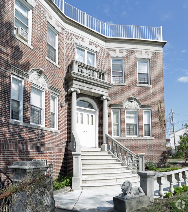 Building Photo - 831 Arnow Ave